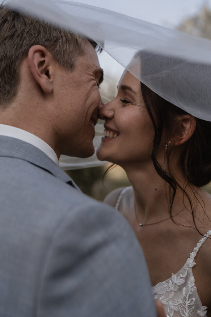 Brautpaar blickt sich lächelnd an – Hochzeitsfotografin Aschaffenburg & Frankfurt