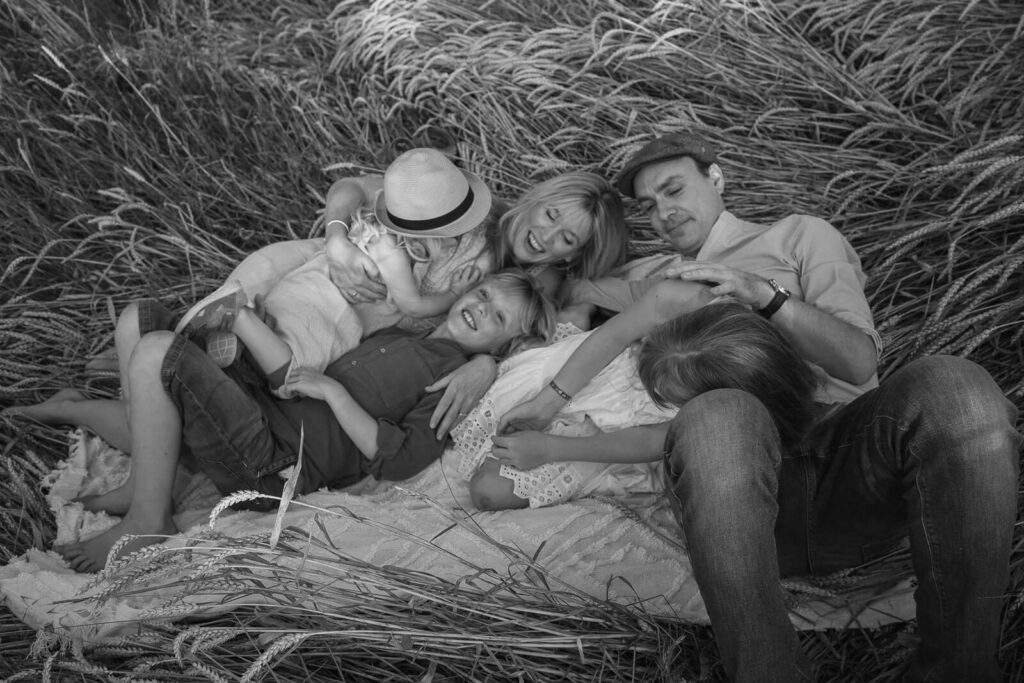 Familie liegt im Gras