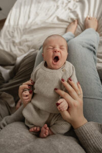 Baby gähnt