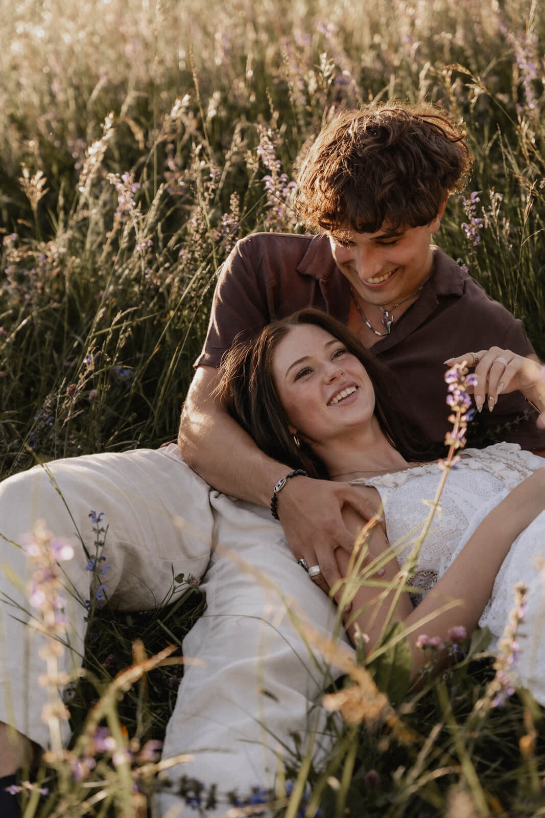 Paar liegt in der Wiese