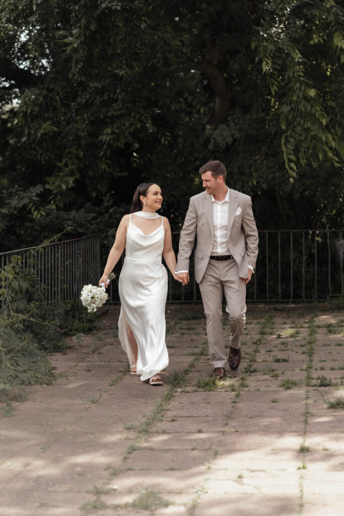 Brautpaar läuft gemeinsam – Hochzeitsfotografin Aschaffenburg & Frankfurt