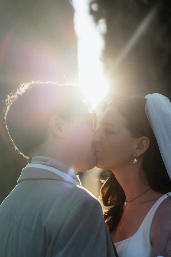 Kuss des Brautpaares im Sonnenlicht – Hochzeitsfotografin Aschaffenburg & Frankfurt