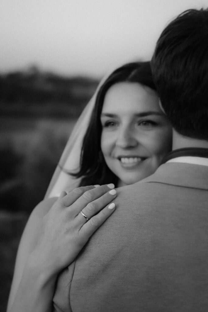 Braut umarmt den Bräutigam – Hochzeitsfotografin Aschaffenburg & Frankfurt